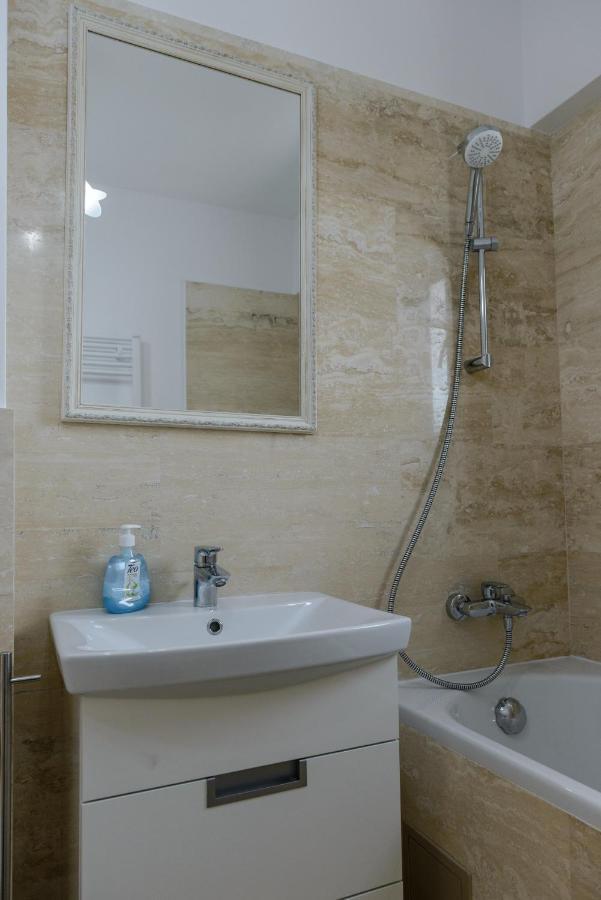 Luxury Apartments Newton By Glam Iasi Exteriör bild