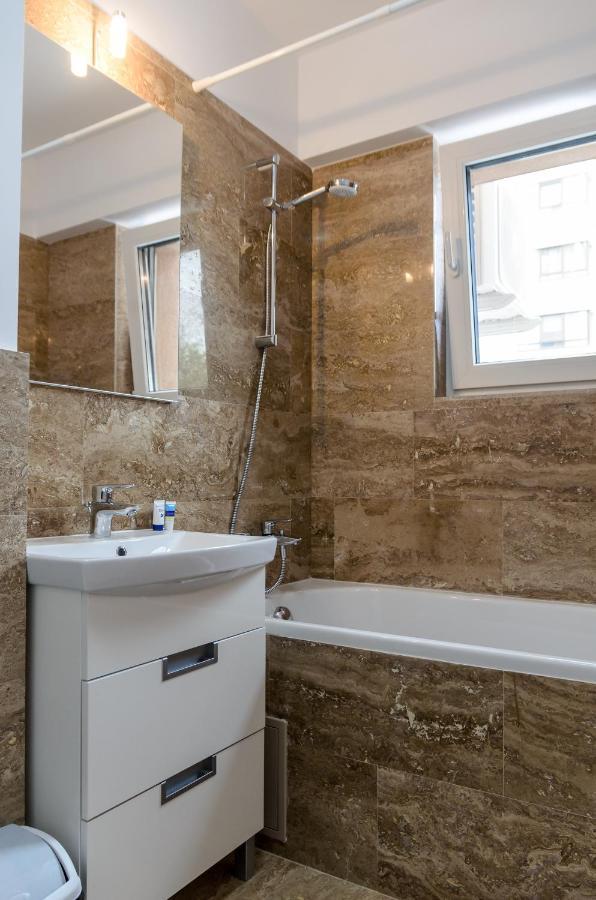 Luxury Apartments Newton By Glam Iasi Exteriör bild
